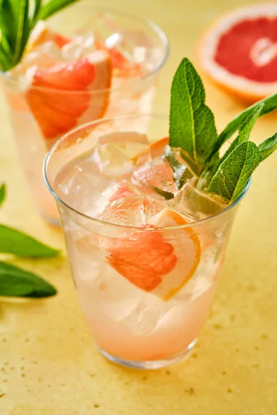 Cocktail rosa con ghiaccio e salvia, focus selettivo. — Foto Stock