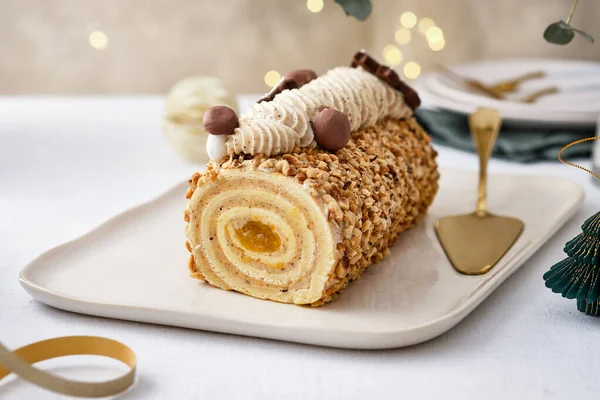 Buche de Noel vagyok. Hagyományos karácsonyi desszert, karácsonyi ünnepi torta vaníliakrémmel. Karácsonyfaágak. — Stock Fotó