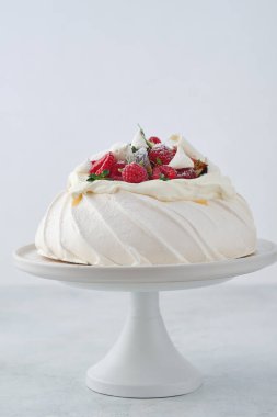 Taze incir ve ahududulu kremalı Pavlova tatlısı. Noel tatlısı.