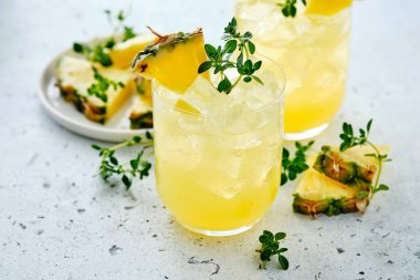 Bardak ve kekik hamurlu ananas kokteyli..