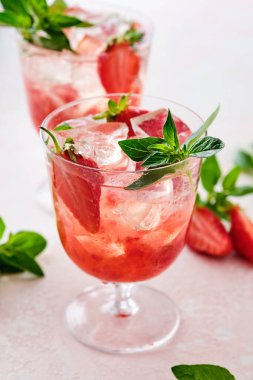 Buzlu ve kekikli çilekli kokteyl..