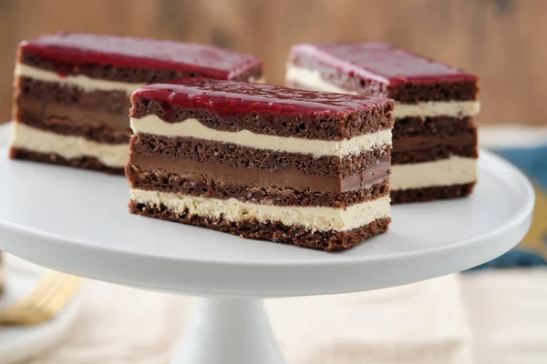 Классический французский оперный торт. Оперный торт с малиной. Шоколадный торт. — стоковое фото