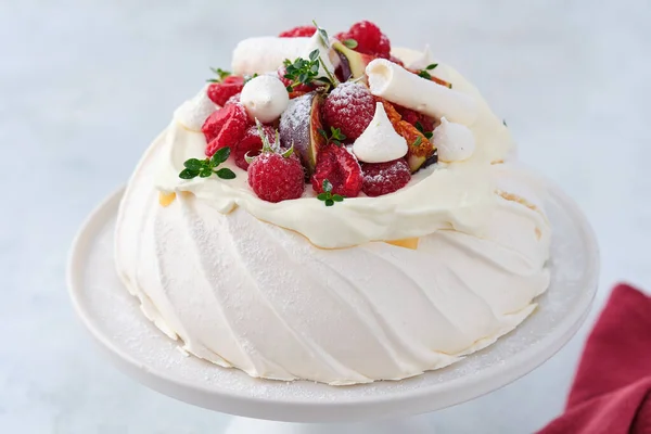 Merengue de postre Pavlova con higos frescos y frambuesas. Postre de Navidad. — Foto de Stock