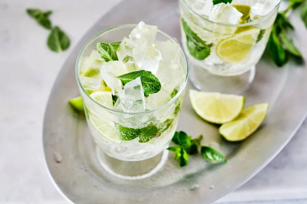 Kalter erfrischender Sommer-Limonadenmojito im Glas auf grauem Beton- oder Steingrund. Kopierraum. — Stockfoto