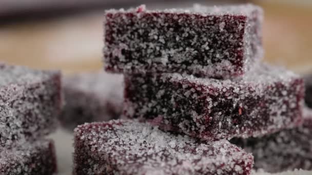 Chiudete. La marmellata fatta in casa con lo zucchero è su un piatto. Marmellata di zucchero rosso scuro. Affettato marmellata fatta in casa cosparso di zucchero. — Video Stock