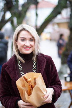 Bir kız çörek alır.