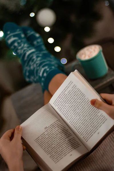 Noche Invierno Con Libro Una Taza Café —  Fotos de Stock