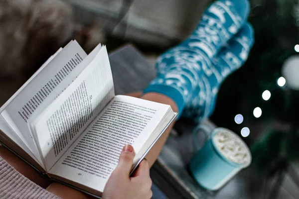 Noche Invierno Con Libro Una Taza Café —  Fotos de Stock