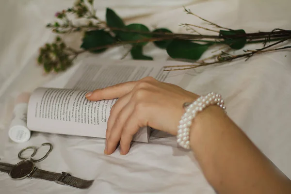 Girl Pearl Bracelet Reads Book — Stockfoto
