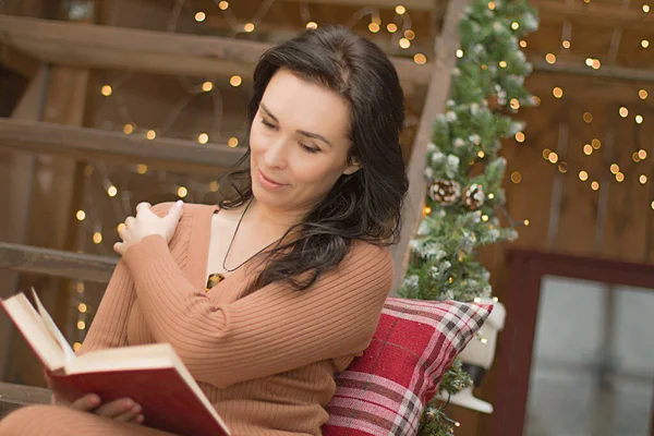 Eine Frau Der Bibliothek Liest Ein Buch — Stockfoto