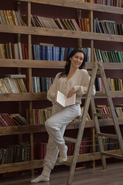 Una Mujer Biblioteca Lee Libro —  Fotos de Stock