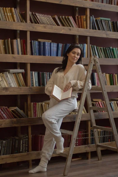 Una Mujer Biblioteca Lee Libro —  Fotos de Stock
