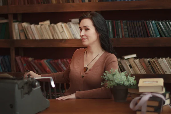 Una Mujer Biblioteca Lee Libro —  Fotos de Stock