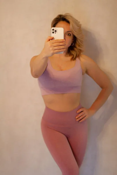 Spor salonundaki kız.