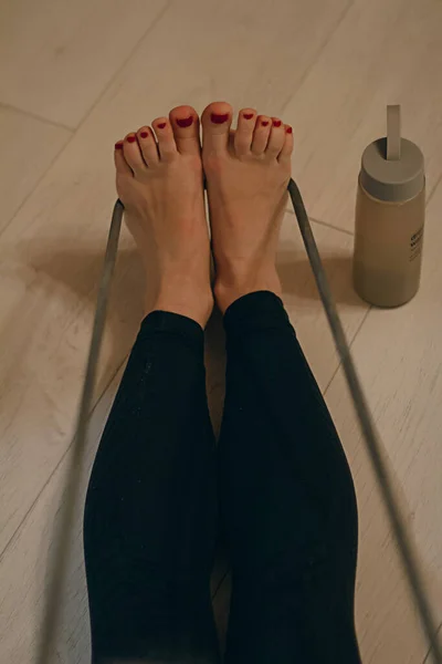 Bir kız spor salonunda antrenman yapıyor.