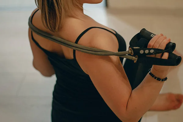 Una Chica Entrena Gimnasio —  Fotos de Stock