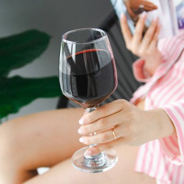 bir kadeh şarap ile kız