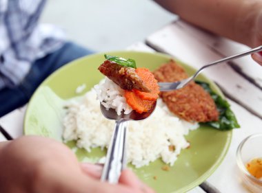 Tayland yemeği yeme