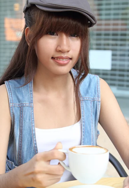 年轻的亚洲妇女 — 图库照片