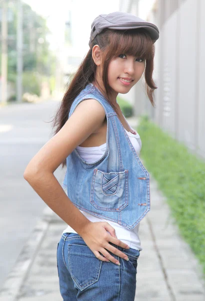 Joven mujer asiática — Foto de Stock
