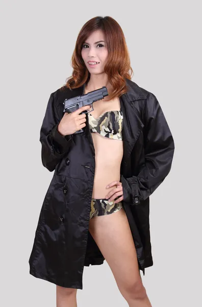 Frau und Waffe — Stockfoto