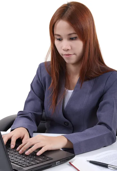 Mujer joven trabajando — Foto de Stock