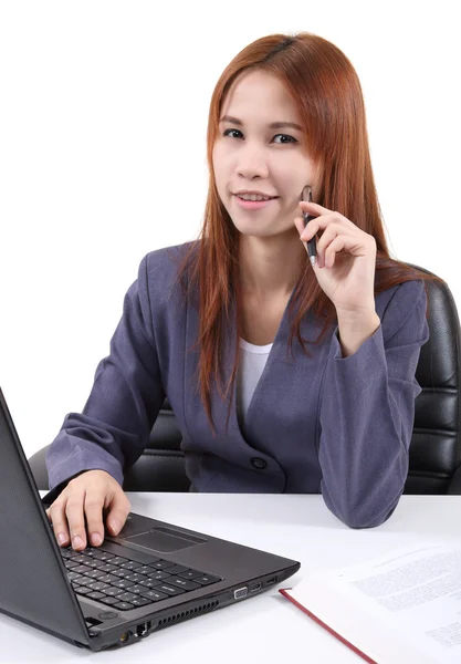 Mujer joven trabajando —  Fotos de Stock