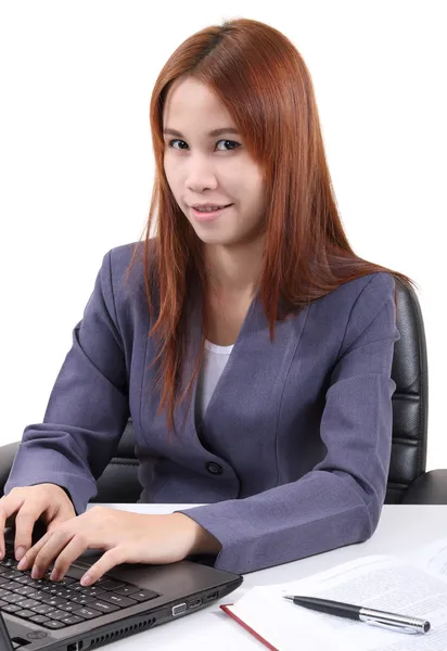 Mujer joven trabajando — Foto de Stock