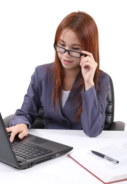 Mujer joven trabajando —  Fotos de Stock