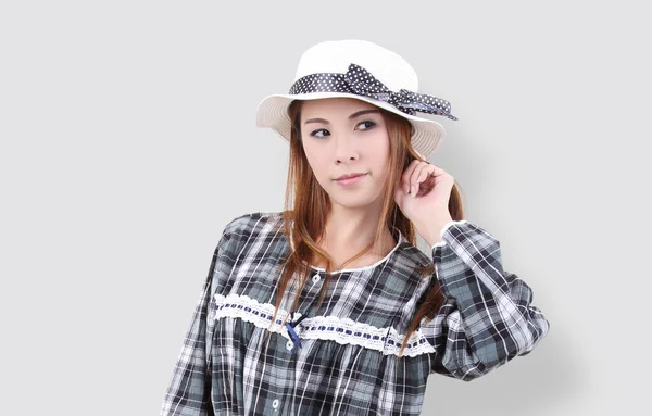 Bela Mulher Asiática Retrato Com Chapéu Branco Relaxante Estúdio — Fotografia de Stock