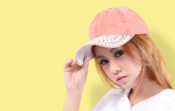 Joven Asiático Mujer Usando Deporte Gorra Estilo Vida Amarillo Fondo — Foto de Stock