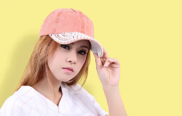 Joven Asiático Mujer Usando Deporte Gorra Estilo Vida Amarillo Fondo —  Fotos de Stock