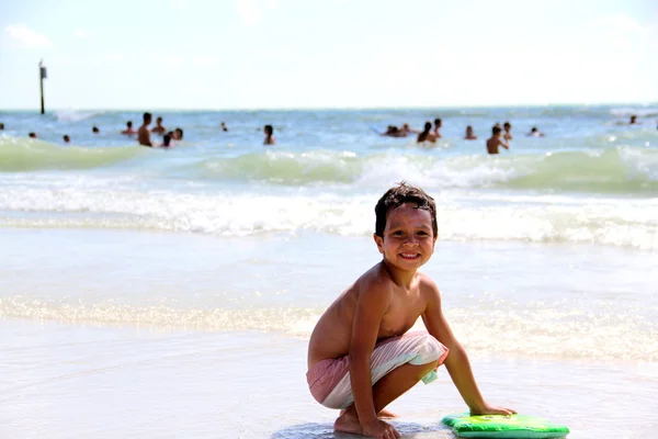 Pequeño surfista —  Fotos de Stock