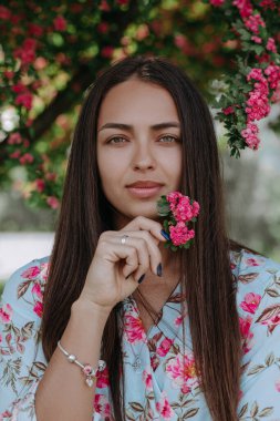 Yeşil gözlü güzel bir Hint mankeni kameraya dikkatlice bakar.. 
