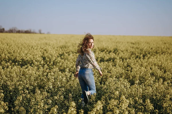 Mulher Fugir Através Campo Floração Olhando Para Trás — Fotografia de Stock