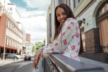 Kampüsteki melez kız değişim programı öğrencisi. Güzel ve mutlu Hintli neşeli genç kadın gülümseyip kameraya bakıyor.