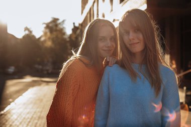 İki tatlı ikiz kardeş kameraya bakıyor. 