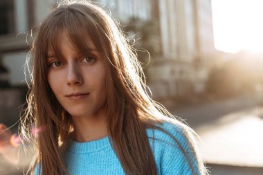 Romantik sarışın kadın kameraya bakıyor. 