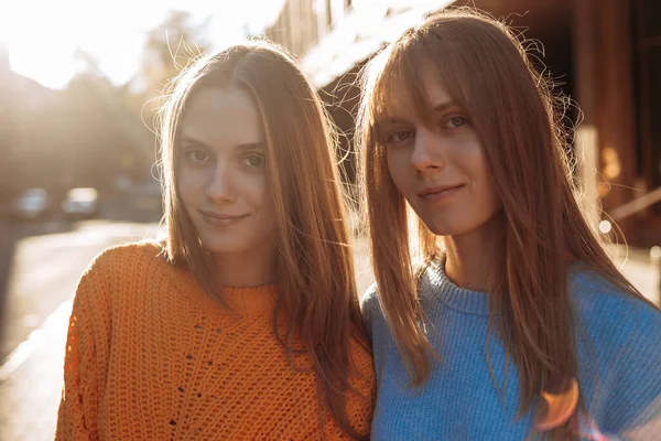 Hezká Dvojčata Sestra Dlouhými Blond Vlasy Dívá Kameru Usmívá — Stock fotografie