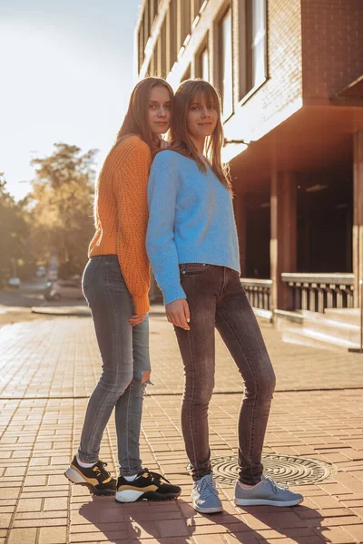 Full Shot Portrait Low Camera Angle Female Twins Same Clothes — Stockfoto