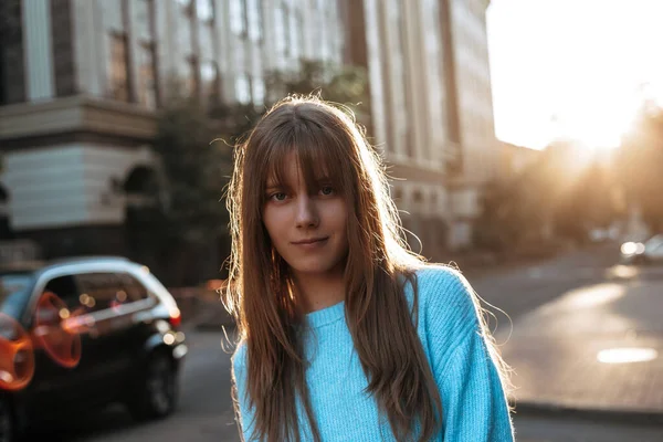 Positieve Jonge Vrouw Loopt Stad Straat Bij Dageraad Model Met — Stockfoto