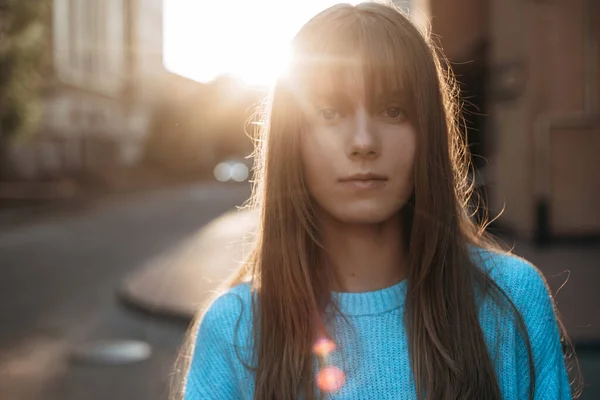 Pretty Young Woman Long Blonde Hair Lonfg Fringe Standing Sunrise — Stockfoto