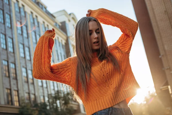 Bonita Modelo Femenina Con Cabello Largo Rubio Vestida Naranja Punto Imagen De Stock