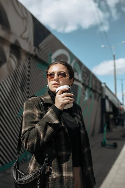 Porträtt Attraktiv Ung Kvinna Trendiga Kläder Och Solglasögon Med Pappersmugg — Stockfoto