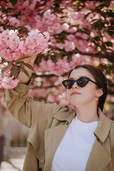 Fashion Woman Black Sunglasses Posing Camera Blooming Sacura Tree Branches — Stock Photo, Image