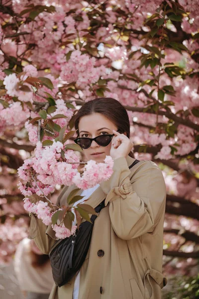 Fashionable Trendy Woman Black Sunglasses Looking Camera Blossom Tree Backgroud — Stock Photo, Image