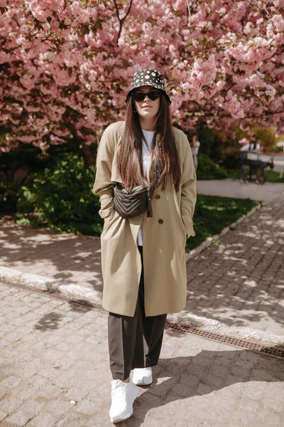 Full Length Portrait Trendy Woman Sun Hat Sunglasses Trench Coat — стоковое фото