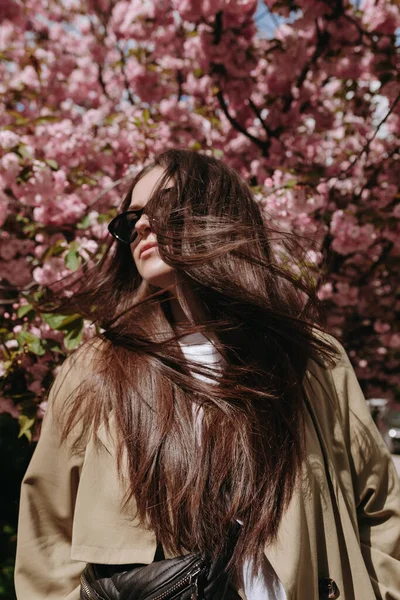 Mujer Agitando Cabello Viento Fondo Las Harinas Florecientes Sakura — Foto de Stock