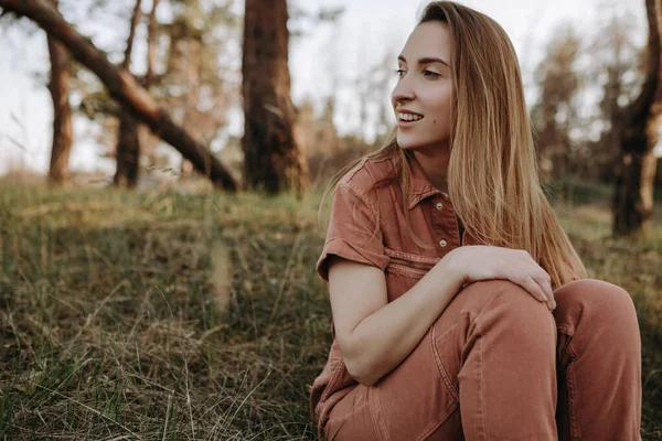 Happy Smily Young Blonde Woman Jumpsuit Siiting Glade Park Looking — Φωτογραφία Αρχείου