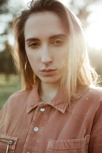 Beautiful Teenage Girl Long Blond Hair Shirt Looking Camera Sunset — Stockfoto